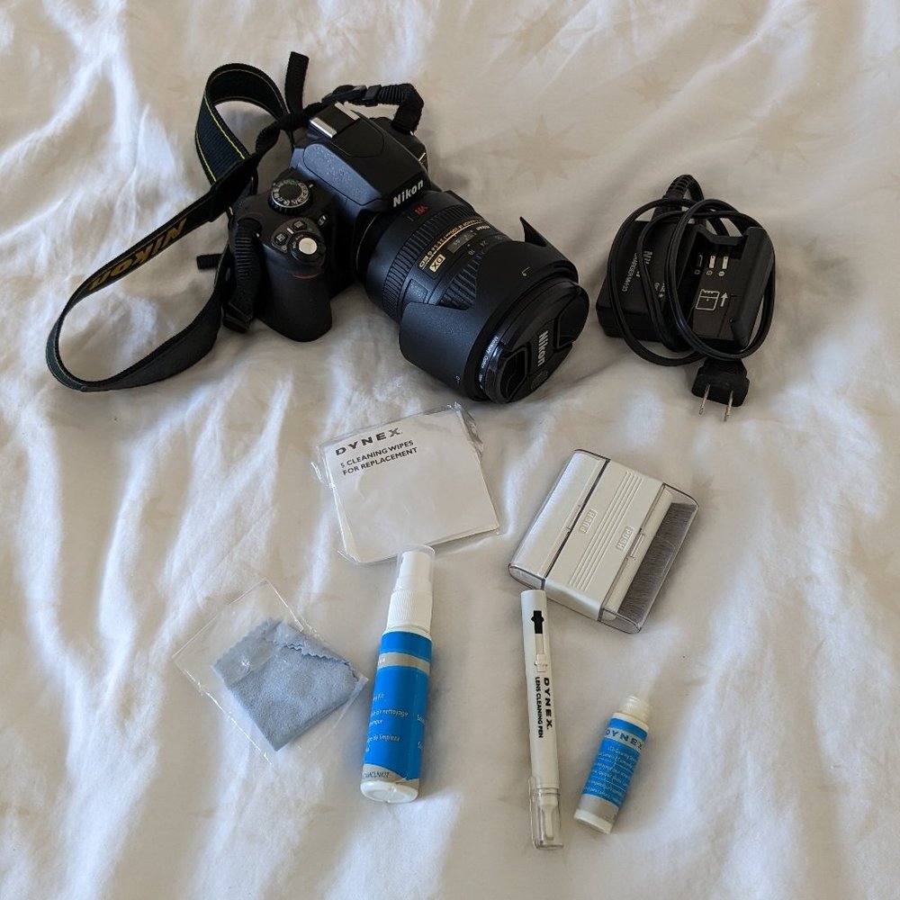 Nikon D40 with 18-200mm lens and camera bag EUC